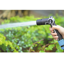 Pistol de stropit cu furtun de grădină utilizat la udarea plantelor