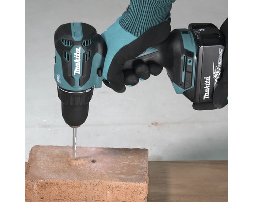 Mașina de găurit cu acumulator Makita găurește o cărămidă