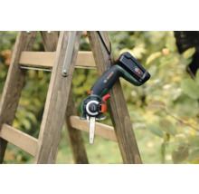 Fierăstrău de grădină cu acumulator Bosch pe o scară