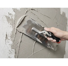 Zidar tencuiește perete cu gletieră