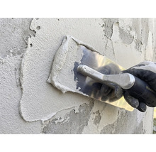 Aplicare tencuială cu gletieră pe un perete