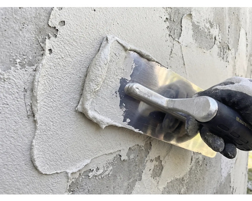 Aplicare tencuială cu gletieră pe un perete