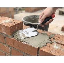 Lucrări de zidărie: Cărămida este rostuita cu mortar și mistrie.