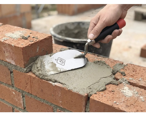 Lucrări de zidărie: Cărămida este rostuita cu mortar și mistrie.