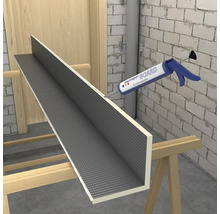 Aplicarea adezivului de montaj pe o placă de construcție pentru decorarea pereților