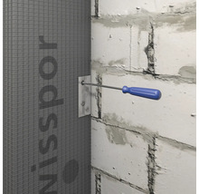 Instalarea unei plăci de construcție cu șuruburi și șurubelniță pe un zid