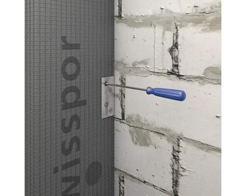 Instalarea unei plăci de construcție cu șuruburi și șurubelniță pe un zid