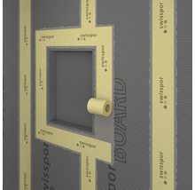 Prim-plan cu o placă izolatoare cu bandă de etanșare în jurul unei deschideri de fereastră.