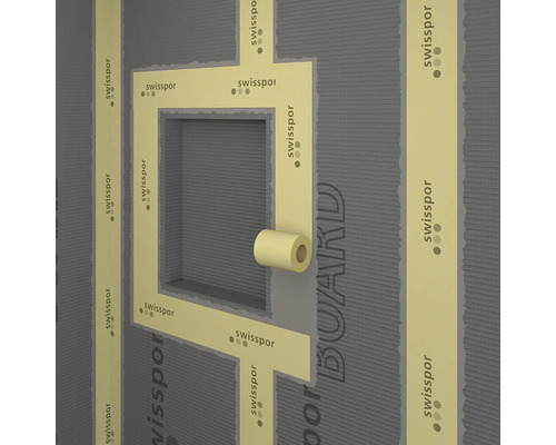 Prim-plan cu o placă izolatoare cu bandă de etanșare în jurul unei deschideri de fereastră.