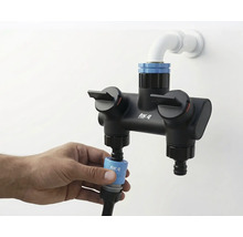 Fotografie cu o baterie dublă for_q cu racord de apă și mână care atașează un furtun.