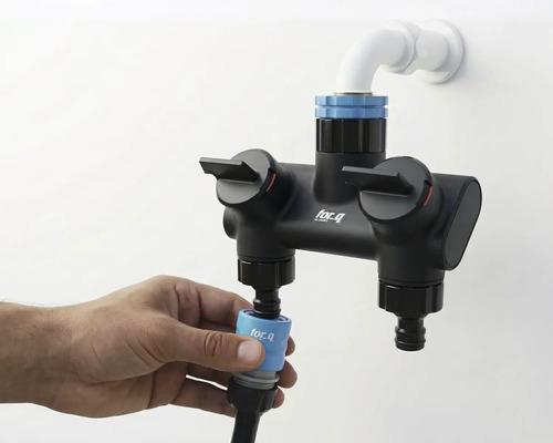 Fotografie cu o baterie dublă for_q cu racord de apă și mână care atașează un furtun.