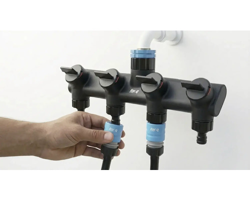 Distribuitor For Q cu patru ieșiri și o persoană care conectează un furtun