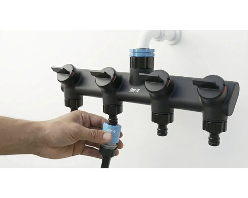 Distribuitor de apă cu patru ieșiri pentru irigarea grădinii conectat la un furtun de grădină