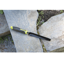 Unealtă de grădinărit pentru repicat cu scală de măsurare pe o placă de piatră