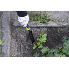 Grădinărit cu o mistrie de mână într-o grădină