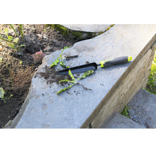 Unealtă de grădinărit și buruieni pe trepte de piatră