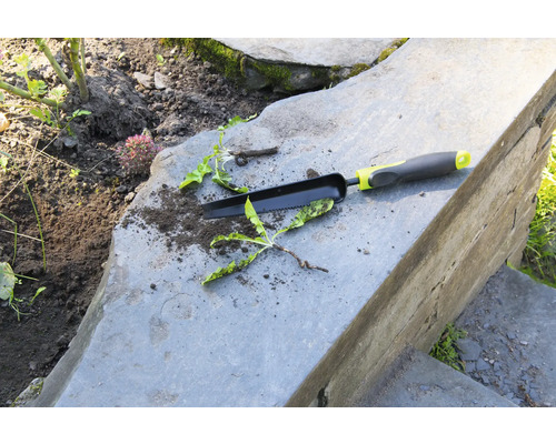 Unealtă de grădinărit și buruieni pe trepte de piatră