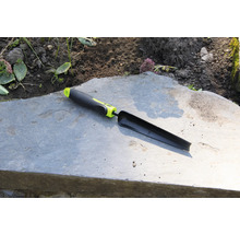 Unealtă de grădinărit pentru plantare pe o placă de piatră