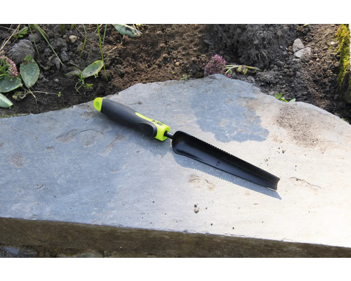 Unealtă de grădinărit pentru plantare pe o placă de piatră