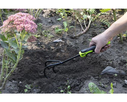 Săpăligă de grădină utilizată pentru pregătirea solului în grădină.