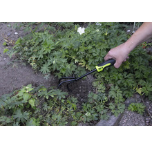 Scenă de grădinărit cu o persoană care folosește o greblă de grădină de la marca for_q pentru a lucra solul.