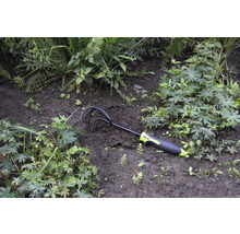 Cultivator de grădină în grădină, printre plante