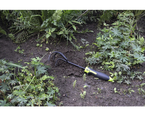 Cultivator de grădină în grădină, printre plante