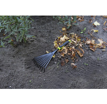 Greblă de grădină pentru adunarea frunzelor de pe pământ.