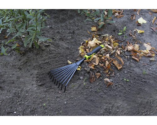 Greblă de grădină pentru adunarea frunzelor de pe pământ.