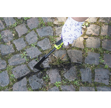 Răzuitor pentru rosturi de grădină în utilizare pe pietre de pavaj