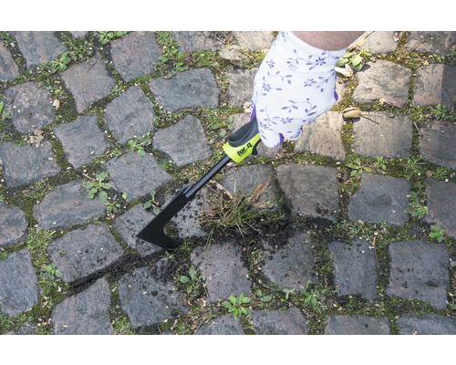 Răzuitor pentru rosturi de grădină în utilizare pe pietre de pavaj