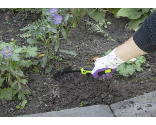 Persoană care folosește o greblă mică pentru grădinărit