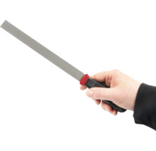 Mână ținând o राșpelă cu mâner