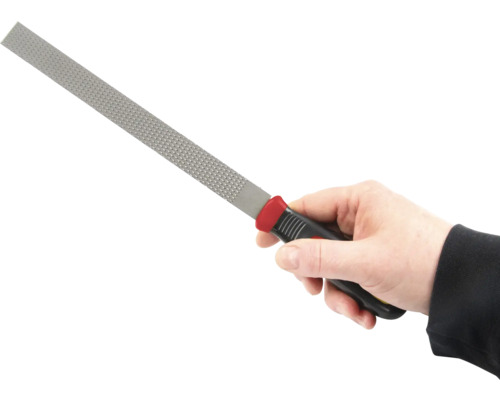 Mână ținând o राșpelă cu mâner