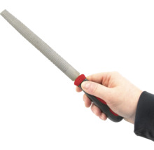 Mână ținând o rindea cu mâner din plastic