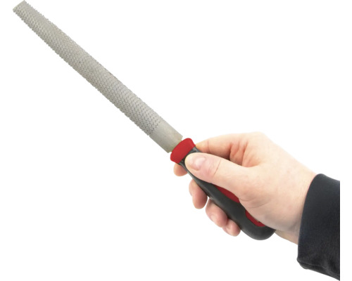 Mână ținând o rindea cu mâner din plastic