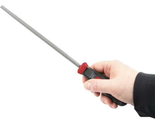 O mână ține o pilă cu mâner din plastic.