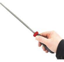 O mână ține o pilă de chei