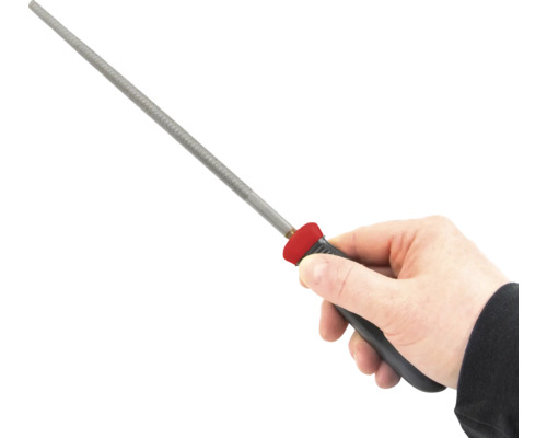 O mână ține o pilă de chei