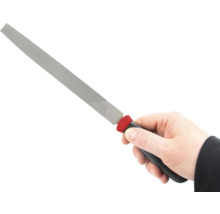 Mână ținând o pilă de atelier