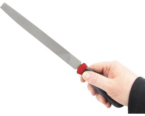 Mână ținând o pilă de atelier