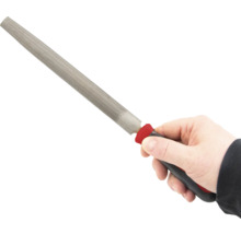 O mână ține o pilă fină cu mâner