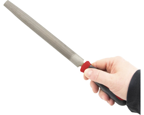 O mână ține o pilă fină cu mâner