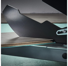 Tăietor de laminat folosit pentru a tăia o bucată de laminat