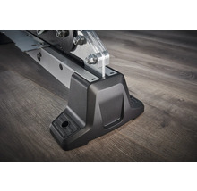 Prim-plan cu piciorul unei mașini din metal și plastic.