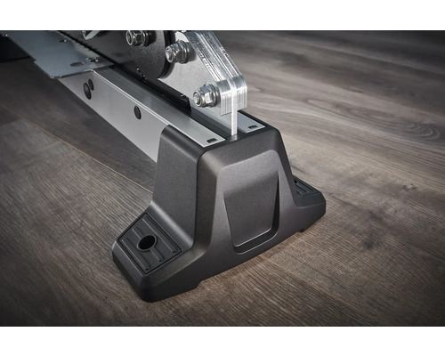 Prim-plan cu piciorul unei mașini din metal și plastic.