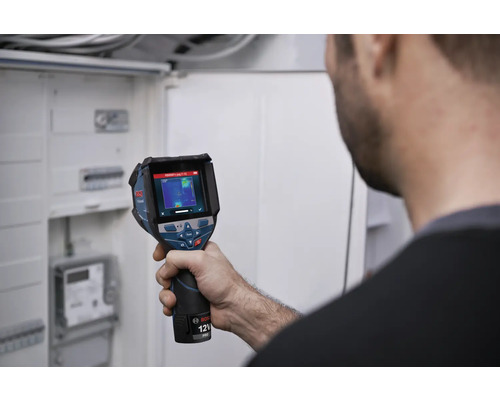 O persoană verifică o instalație electrică într-un tablou de distribuție cu o cameră de termoviziune Bosch.