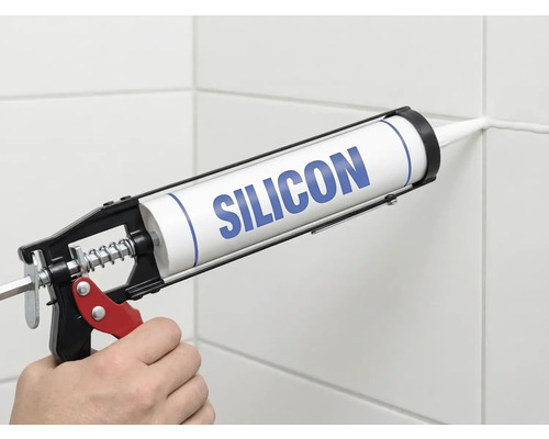 Aplicarea siliconului cu un pistol pentru cartușe pe un rost de faianță.