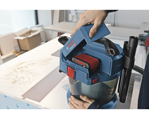 Aspirator umed-uscat cu acumulator Bosch Professional GAS 18V-10 L cu acumulator de 18 volți și compartiment pentru baterie deschis.