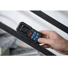 Telemetru cu laser Bosch Professional care măsoară o înclinație de 32 de grade pe o balustradă metalică.